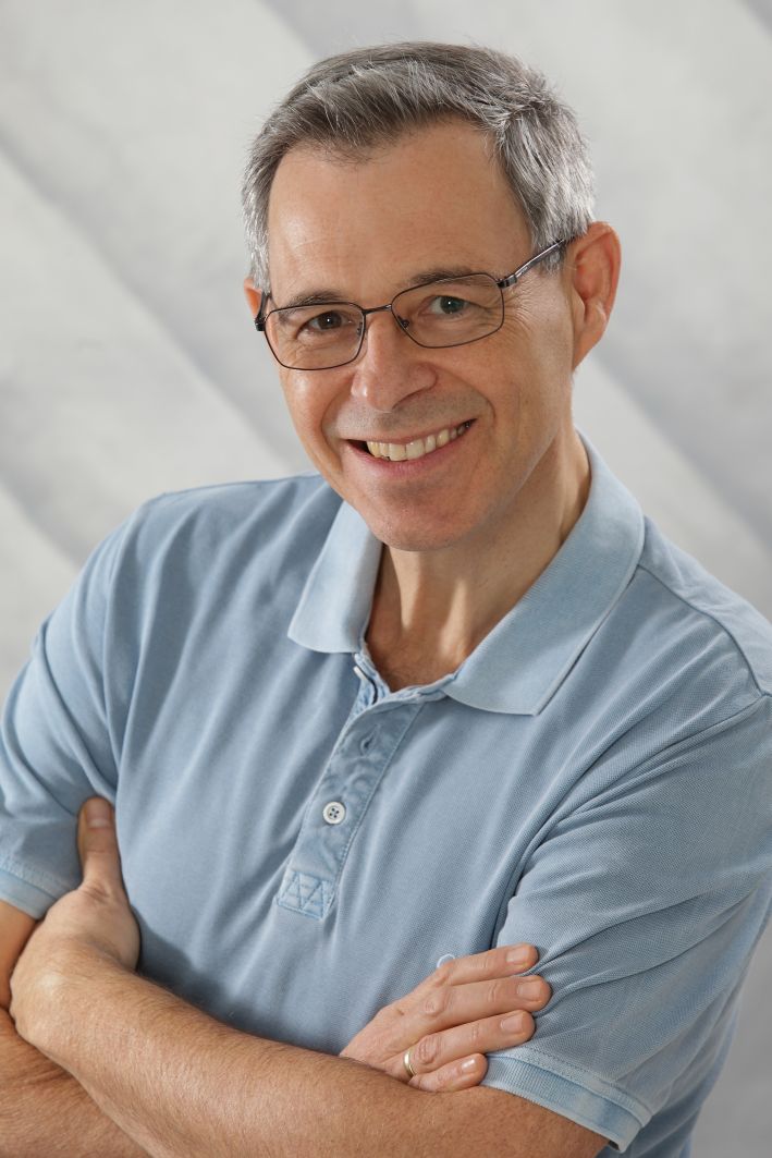 Dr. Wofgang Mader Psychotherapeut lachend